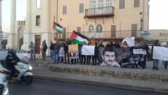 بالصور: وقفة تضامنية مع الأسرى المضربين عن الطعام في دوار الساعة بيافا 